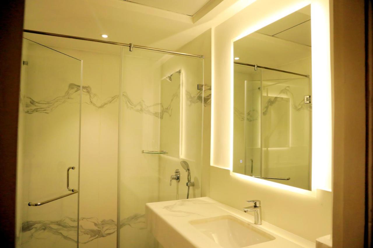 Hotel Deccan Serai Grande, Gachibowli, Hyderabad Exteriör bild