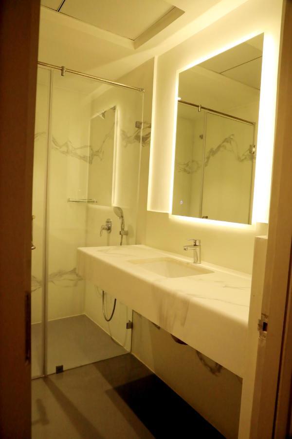 Hotel Deccan Serai Grande, Gachibowli, Hyderabad Exteriör bild