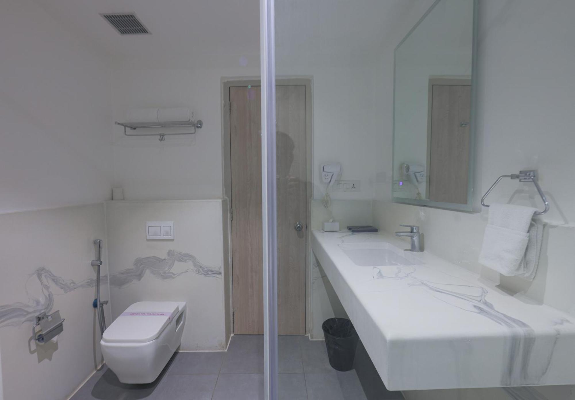 Hotel Deccan Serai Grande, Gachibowli, Hyderabad Exteriör bild