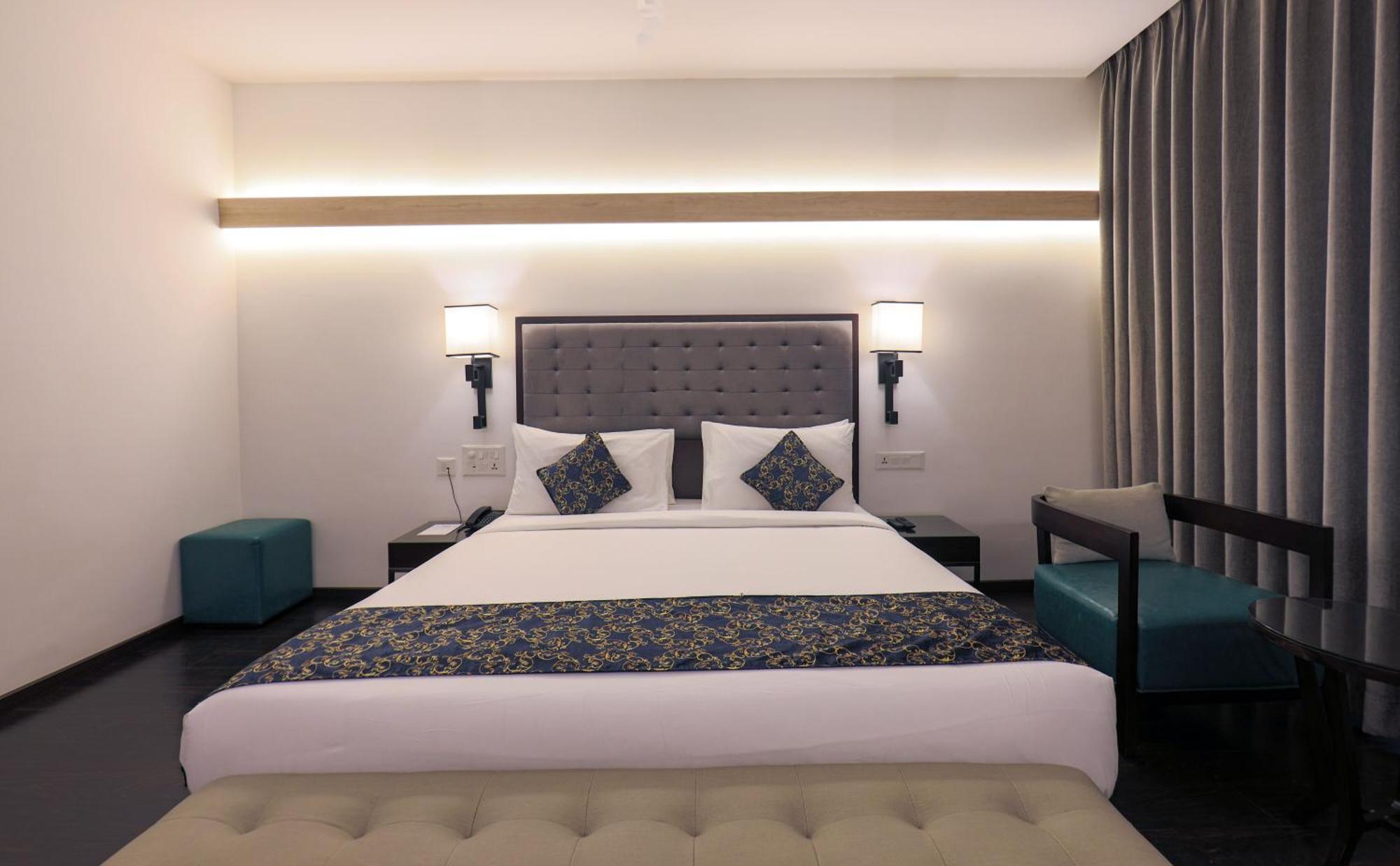 Hotel Deccan Serai Grande, Gachibowli, Hyderabad Exteriör bild